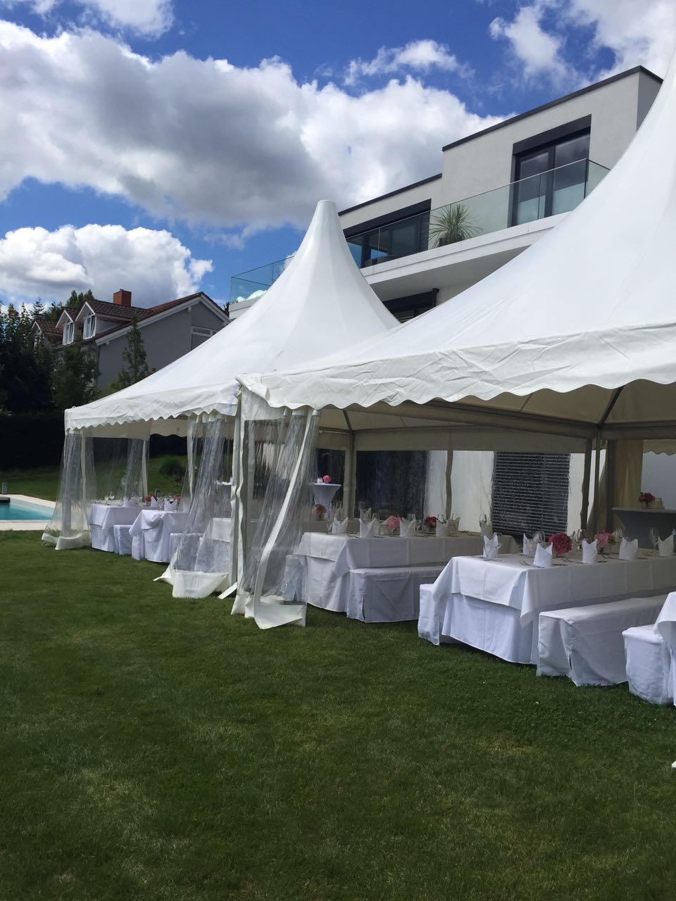 Garten mit Zelt