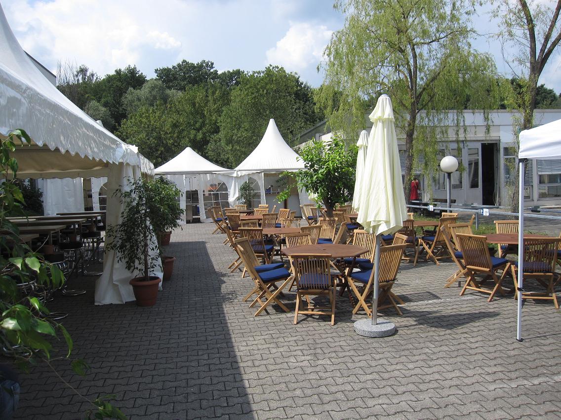 Pagodenzelte mit Teakholzterrasse
